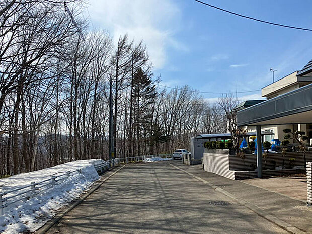 【【現地写真】】自然豊かな暮らしをお楽しみいただけるロケーションです。季節の移ろいを感じながらのびのびと過ごせます。
（2026年3月撮影）