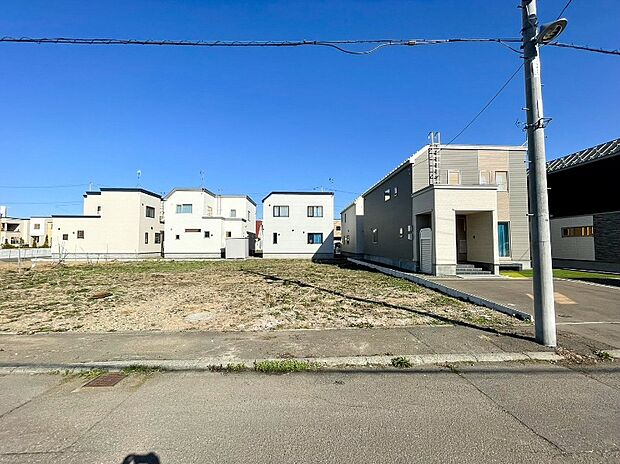 【【現地写真】】設計の自由度が高まる間口の広い区画です。建築プランもご用意しております。ぜひお気軽にお問い合わせください。
(2026年4月撮影)