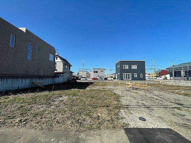 【【現地写真】】南西側が公道に面したうれしい立地の物件です。陽当りが良く、暖かい陽射しを感じられるお住まいが建てられます。
(2026年4月撮影)