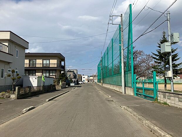 【【現地写真】】幅員10.91mの南東側公道に面し陽当り良好。暖かい陽光を感じられる立地です。幅員が広くお車の出し入れもしやすいのでお出かけにも便利な立地です。
(2026年4月撮影)