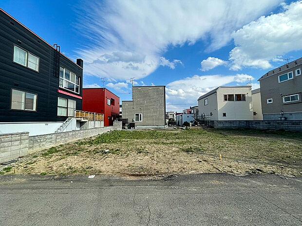 【【現地写真】】間口の広い敷地は多彩なプランに対応可能。建物参考もご用意しておりますので、お気軽にお問い合わせください。
(2026年4月撮影)