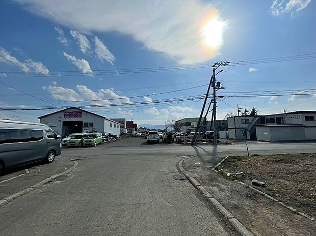 【【南側 前面道路】】お車でのお出かけにも便利な立地。最寄りバス停まで徒歩約7分とバス利用も便利です。
(2026年4月撮影)