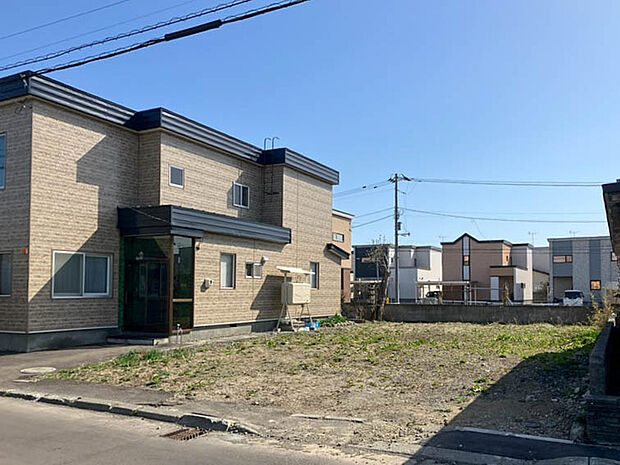 【【現地写真】】教育機関や商業施設が徒歩10分圏内に揃う、便利な住環境も魅力。子育て世帯のご家族にもご検討いただける物件です。
（2026年4月撮影）