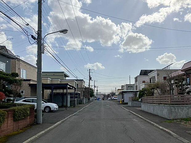 【【現地写真】】幅員約9mの開放感あふれる前面道路。車でのすれ違いや出入りもしやすい快適な立地です。
(2026年4月撮影)