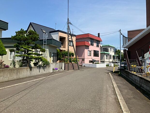 【【現地写真】】小中学校まで徒歩約10分でお子様の通学環境良好。徒歩7分圏内に買物施設や郵便局なども揃う、利便性の高い住環境です。
（2026年7月撮影）