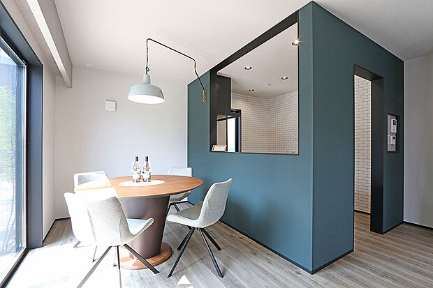 1号棟 南面ワイドのリビング。アクセントクロスが空間に個性を加え、洗練されたデザインが際立つ空間に仕上げています。