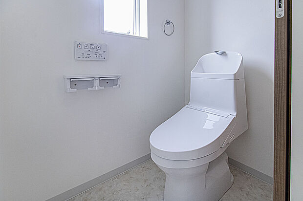 【トイレ】「ウォシュレット」の便座とノズル・ケースには防汚効果の高いクリーン樹脂を採用。汚れをはじくから、汚れてもサッとひと拭き。