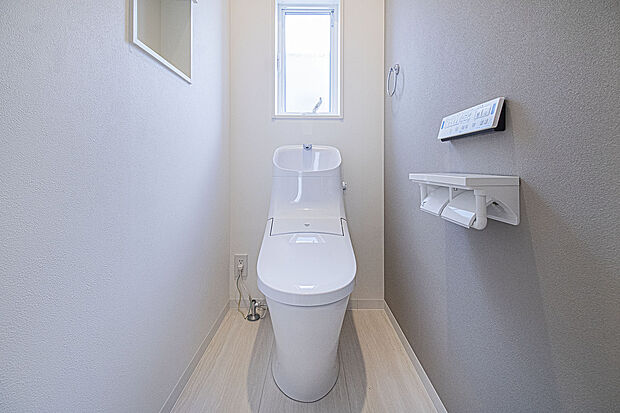 【7号地：トイレ】シンプルなデザインの高性能トイレ。
節水型なので、弱い水でもしっかり流してくれます♪
フチレスなので、掃除も楽々◎