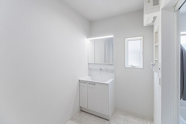 【9号地:洗面室】白を基調とした洗面室