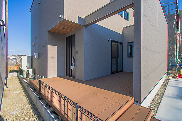 【2号地】ウッドデッキで家族時間を過ごせます◎