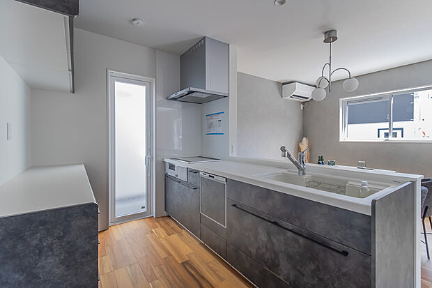 【キッチンイメージ】ステンレスでできたキャビネットはキッチンで気になりやすいにおいやカビの繁殖に強く、お手入れがしやすくなっています。
※写真はイメージです