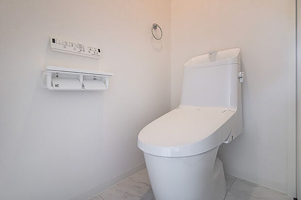 【トイレイメージ】「ウォシュレット」の便座とノズル・ケースには防汚効果の高いクリーン樹脂を採用。汚れをはじくから、汚れてもサッとひと拭き。
※写真はイメージです