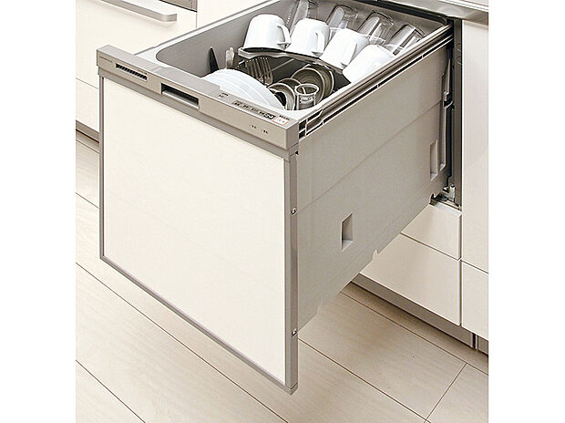 【食器洗い乾燥機】ビルトインタイプの食器洗浄乾燥機を標準で装備。家事の時間を軽減し、「ゆとり時間」が生まれます。また手洗いに比べて使用水量はごくわずか。使えば使うほどおトクです。