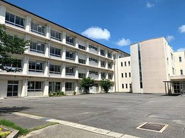 西尾中学校(約2,500m)