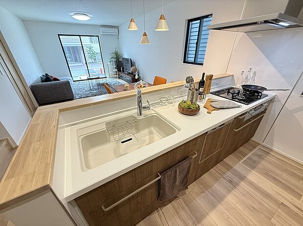 【キッチン】折下天井が上質感を漂わせるペニンシュラキッチン。
食洗器が備わっており、洗い物の時間を短縮し日々のストレスを軽減させてくれます。