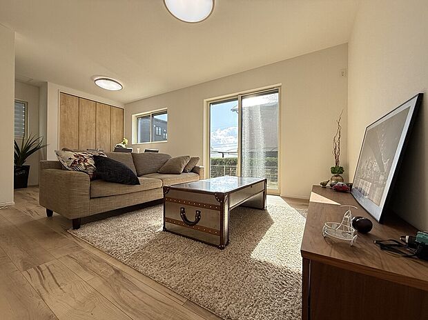 【リビング】18.9帖のゆとりあるリビングスペース。
リビングイン階段は家族が顔を合わせる機会が増え、自然と会話が弾む空間に。