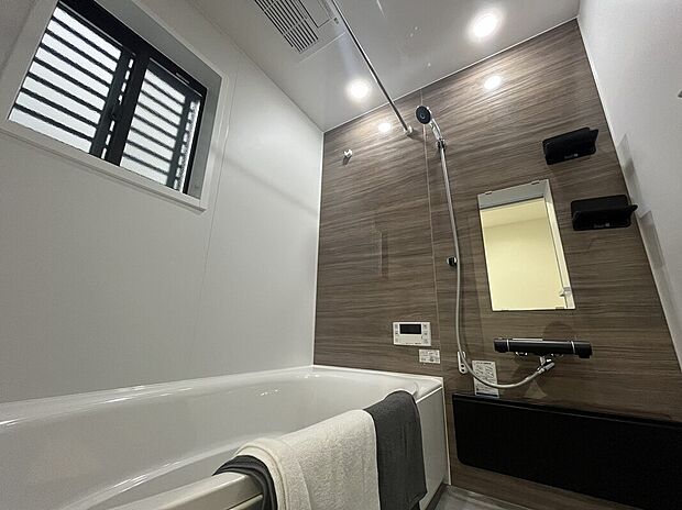 【浴室】木目調のアクセントは温かみがあり、清潔感のある空間を演出します。
魔法瓶浴槽になっているため、追い炊きをせずに温かいお風呂に入ることができます。