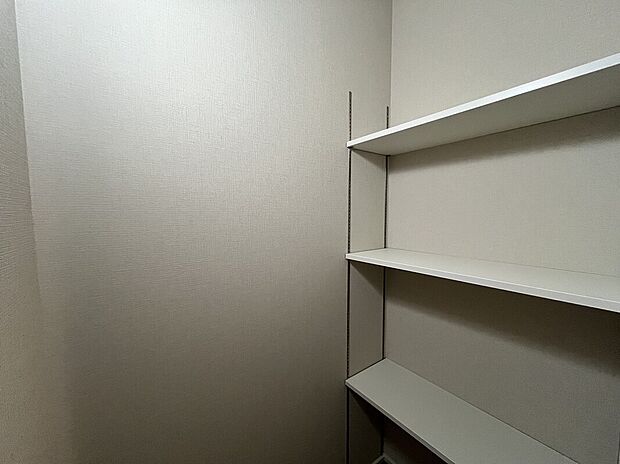 【土間収納】玄関には土間収納が備わっており、ベビーカーやゴルフバッグ、アウトドア用品などの外で使用する物を衛生的に収納することができます。