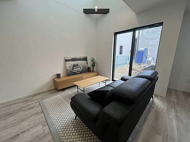 【リビング】リビングダイニングには床暖房が備わっており、ホコリを立てずに室内全体を均一に暖めてくれます。