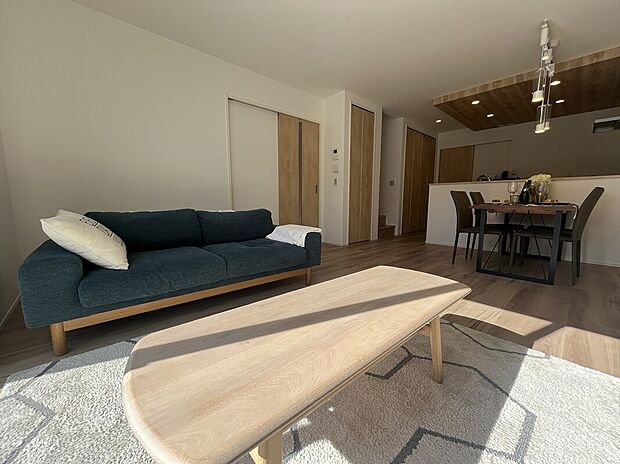 【リビング】家族とコミュニケーションがとりやすい17帖のリビングスペース。
リビングイン階段は家族が顔を合わせる機会が増え、自然と会話が弾む空間に。