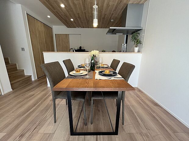 【ダイニング】キッチンからはリビングダイニングを見渡すことができるため、家事をしている間もお子様の様子をうかがうことができます。