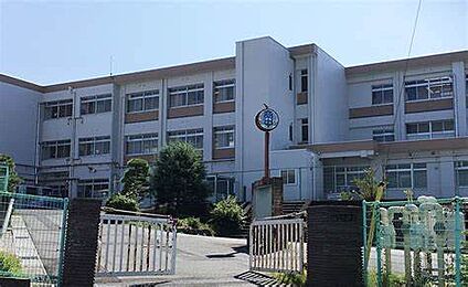 高橋中学校 約640～660m(徒歩8～9分)