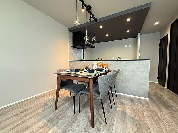 【ダイニング】リビングダイニングには床暖房が備わっており、ホコリを立てずに室内全体を均一に暖めてくれます。