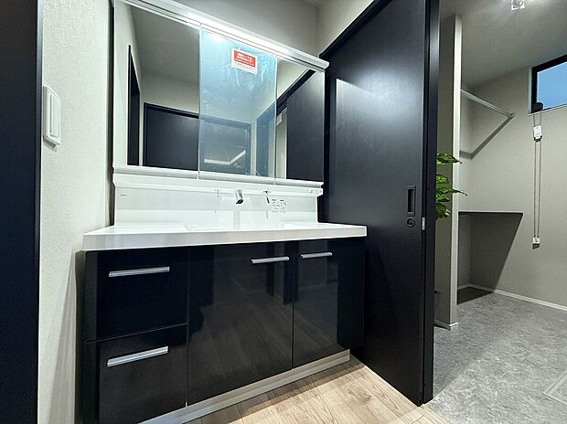 【洗面室】就寝前や朝の身支度の際など、快適にお使いいただける独立洗面室。