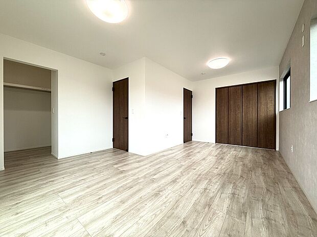 【主寝室】ライフスタイルに合わせて間取り変更できる主寝室。将来は2部屋に分けることができ、家族の変化に柔軟に対応できます。