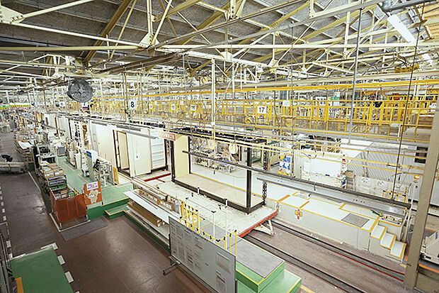 【トヨタホーム品質】天候に左右されない工場内で住まい全体の85%をつくっています。技能者が「ムリ」のない姿勢でていねいにつくり込み、高品質の家づくりを可能にしています。完成後は500項目もの検査を実施。