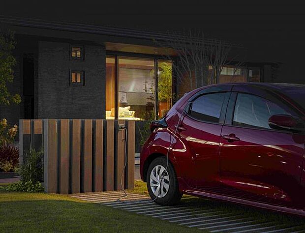 【クルマde給電】クルマを住まいとつなぎ、電源として利用する非常時給電システム。部屋の照明、冷蔵庫や電気ヒーターなど、生活に必要最低限の電力を使用でき、安心の「在宅避難」をサポート。