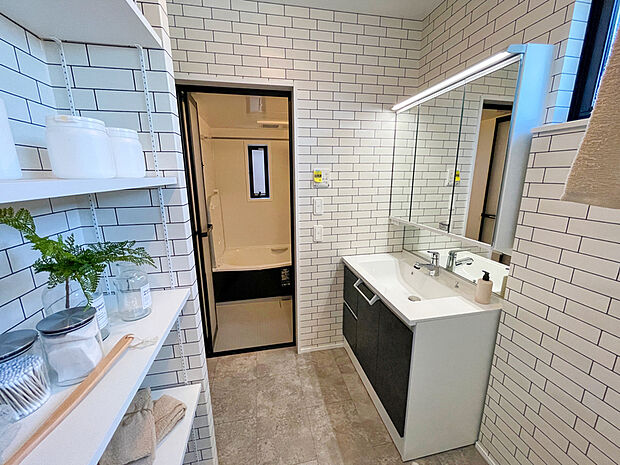 【PLAN01モデルハウス】バスルームにもアクセントクロスを設けています。通り抜けができる回遊性動線も魅力です。