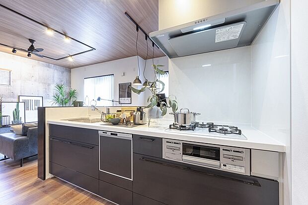 【モデルハウスPLAN04【小上がりラウンジ】公開中】インダストリアルデザインのオープンキッチン。
