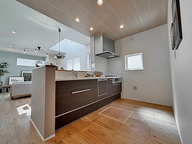 【MODEL HOUSE 03】リビング・ダイニングを見渡せるオープンキッチン。勝手口もあり、ゴミ出しもスムーズ。