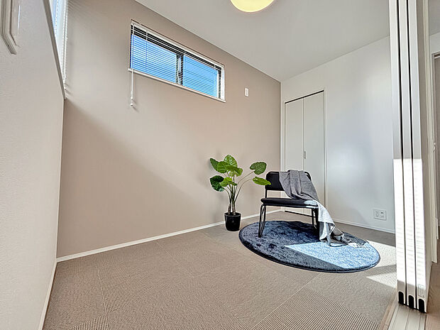 【【PLAN93-12】MODEL HOUSE】テキスタイルフロアのルームラウンジ。ハイサッシは明るさを取り入れながらもプライベート性を保ちます。