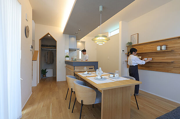 【--】ダイニング横には飾り棚を設置。好きな小物を配置して自分好みの空間にアレンジできます。