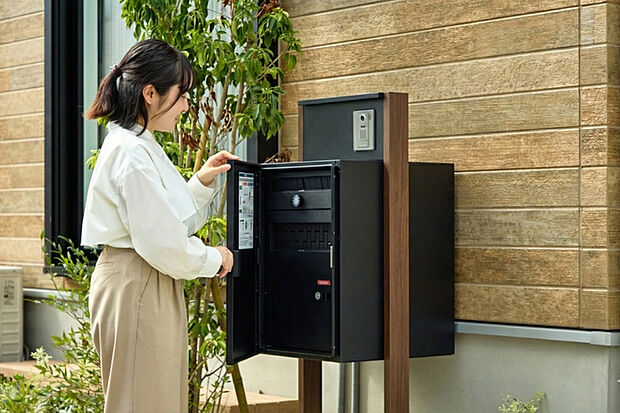 【宅配ボックス付き門柱】留守の間でも荷物の受け取りができる宅配ボックス。