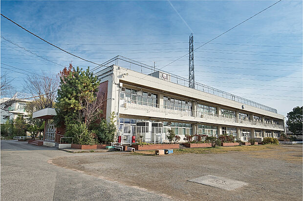 里小学校（現地より徒歩14分）