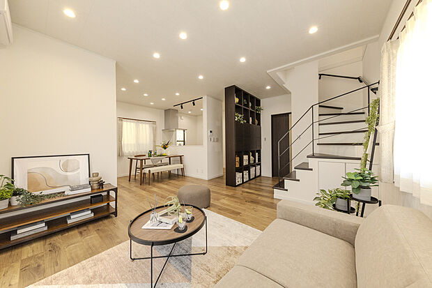 【1号地/LDK】
開放感をもたらし、意匠性を高めるスケルトン階段を採用。階段下に収納を用意し、機能性も◎ご家族が自然に顔を合わることが可能なオープンフロアです。