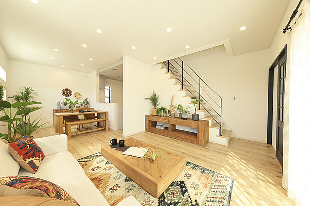 【LDK/当社施工例】
LDKは約19.0帖。無垢調のフローリングが明るく、柔らかい印象を与えます。意匠性に優れ、空間に開放感をもたらすスケルトン階段を採用しました。