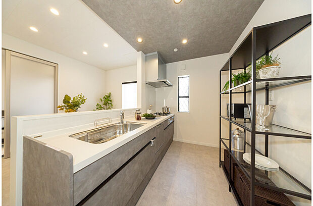 【2号地モデルハウス】
質感のあるシステムキッチンが高級感を演出します。下り天井に統一感のあるアクセントクロスを取り入れることでデザイン性を高めました。