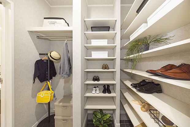 【SCL(2号地)】大容量のシューズクロークは靴だけでなく、バッグや帽子といった小物類、上着なども仕舞えます。靴のままで出入りができ、ベビーカーなどもスッキリと片付きます。