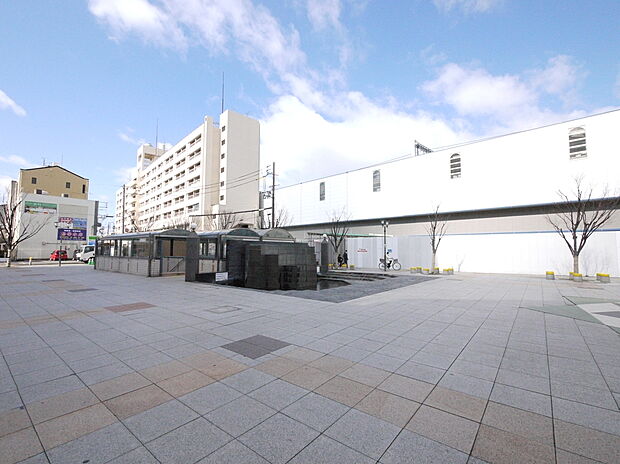 【南海本線「高石駅」駅まで徒歩3分】「なんば」駅へ直通で、オンもオフも行動範囲が広がる快適ロケーション。駅近くに「アプラたかいし」があり、スーパーや飲食店、図書館などが揃い立ち寄り便利です。
