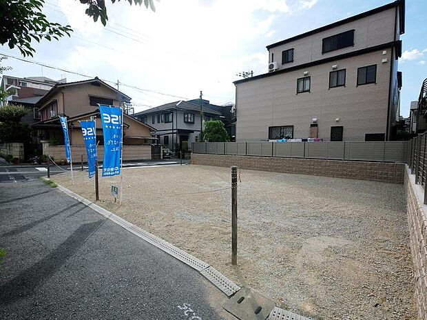 【現地土地写真】
保育園・小学校・中学校が徒歩10分圏内に揃い、子育て世帯にも優しいロケーション♪買い物施設も近隣にあり、暮らしやすい住環境が魅力です。/2025年8月撮影