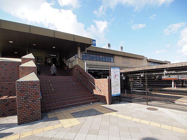 【JR阪和線「鳳」駅まで徒歩5～6分(約400m～420m)】天王寺駅まで直通アクセス可能。東出口にはバスロータリーとタクシー乗り場があります。コンビニや飲食店も揃い、仕事帰りにも立ち寄りやすい環境。