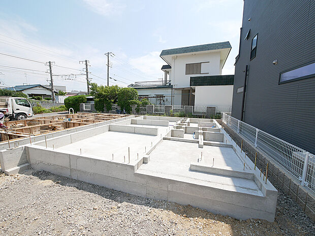 【外観(2号地)】家族みんなが心地よく暮らせる3LDKが2026年10月下旬完成予定!収納が充実しLDKは約17.2帖!コミュニケーションを育む対面キッチン×リビング階段仕様です。/2026年7月撮影