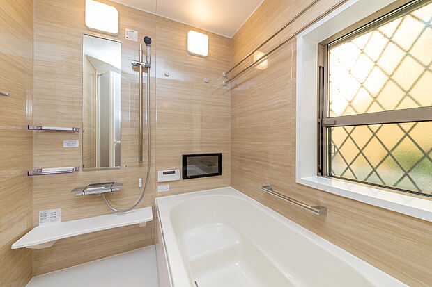 【【浴室】】浴室は、明るいトーンのパネルと大きめの窓の爽やかな空間です。