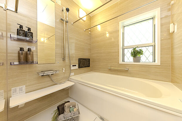 【【2号地/浴室】】浴室TVとミストサウナを搭載したバスルームで、心地よくリフレッシュできます。陽光を取り込み、自然換気ができる窓付きです。