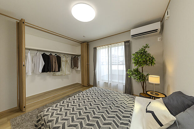 【【1号地/洋室】】主寝室はダブルベッドを配置可能な約7.8帖の広さ。ご夫婦の衣類や鞄などをたっぷり仕舞える、天井高の壁面収納を採用。リモートワークに便利な書斎コーナーもご用意しました。