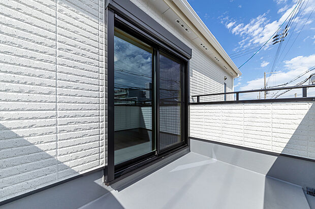 【【1号地/バルコニー】】南東側からの自然光がたっぷり差し込むバルコニー。1号地は2方向が道路に面しており、開放的！ご家族の衣類をたっぷり干せる広さも魅力の1つです。